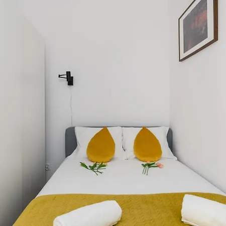 Apartment Kamienica Chelmonskiego 10 Przy Mtp By Renters *