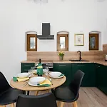 Kamienica Chelmonskiego 10 Przy Mtp By Renters Lägenhet