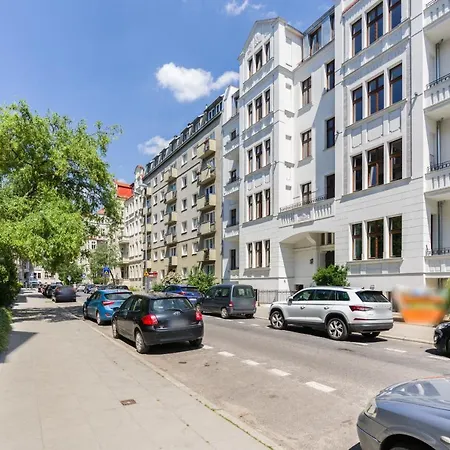 Apartment Kamienica Chelmonskiego 10 Przy Mtp By Renters *