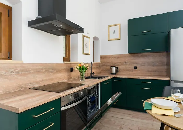 Apartment Kamienica Chelmonskiego 10 Przy Mtp By Renters